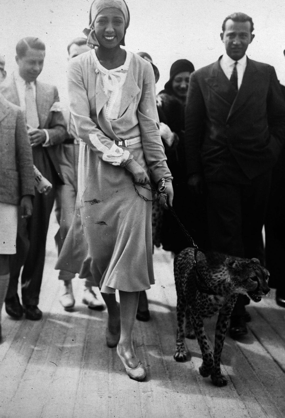 https://lisawallerrogers.files.wordpress.com/2014/07/josephine-baker-with-cheetah.jpg